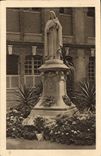 CPA La Statue de Sainte Therese de l'Enfant dans la cour d'entree du Carmel du Lisieux 