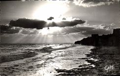 CPA Luc sur Mer Calvados Contre jour sur les Falaises 