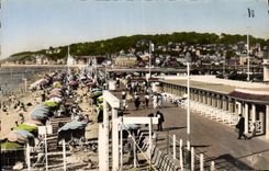 CPA Deauville La Plage Fleurie Vue d'ensemble sur la Plage et la Vitte 