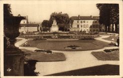 CPA Lisieux Le Jardin Public 