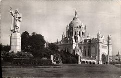CPA La Basilique de Lisieux Statue de Ste Therese a l'Entree du Parvis 