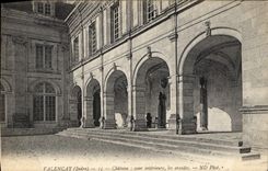 CPA Valencay Indre Chateau cour interieure les arcades 