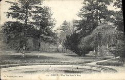 CPA Dreux une vue Dans le Parc 