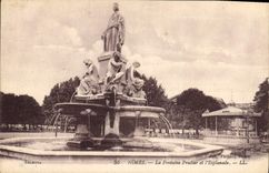 CPA Nimes la fontaine Pradier et l'Esplanade 