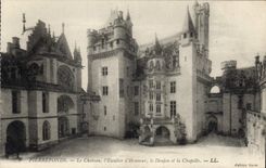 CPA Pierrefonds le Chateau l'Escalier d'Honneur le Donjon et la Chapelle 