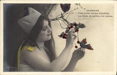 CPA Charmeuse Vous aurez comme friandises les Fruits du sorbier des cerises Femme