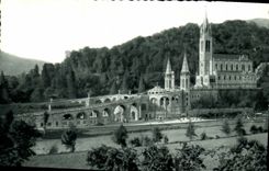 CPA Lourdes la Basilique et le Calvaire 
