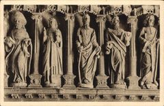 CPA La Douce France Bretagne Guimiliau Finistere Interieur du Porche de l'Eglise Statues des Apotres