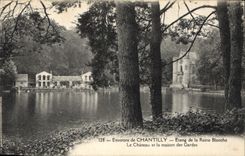 CPA Environs de Chantilly Etang de la Reine Blanche Le Chateau et la maison des Gardes 