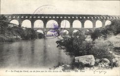 CPA Le Pont du Gard vu de ace sur la rive droite du Gardon 