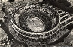 CPA Nimes Gard Vue generale aerienne sur les Arenes un jour de Corrida 