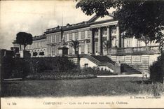CPA Compiegne Coin du Parc avec cue sur le Chateau 