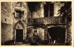 CPA Salers Cantal Cour d'honneur de la maison de Bargues 