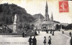 CPA Lourdes La Place de la Basilique 