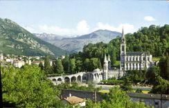 CPA Lourdes Hautes Pyrenees La Basilique et les Pyrenees 
