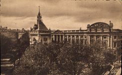CPA Toulouse Haute Garonne Facade Est du Capitole Donjon et Square 