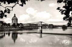 CPA Toulouse Haute Garonne Pont Suspendu sur la Garonne Dome de la Grave 
