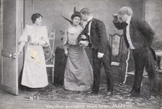 CPA Veuillez accepter mon bras Madame Feme