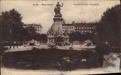 CPA Lyon Place Carnot Monument de la Basilique 
