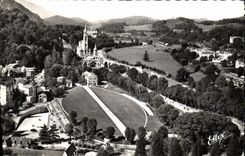 CPA Lourdes La Basilique Souterraine T Pie X langeur 60 m recouverte de gazon 