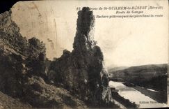 CPA Environs de St Guilhem le Desert Herault route de Ganges Rochers Pittoresque surplombant la rout