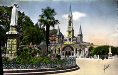 CPA Lourdes Htes Pyrenees la Basilique et la Vierge de l'Esplanade 