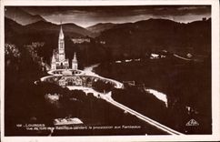 CPA Lourdes vue de nuit de la Basilique pendant la procession aux flambeaux 