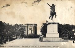 CPA Montpellier la Statue de Louis XIV et le Chateau d'Eau 