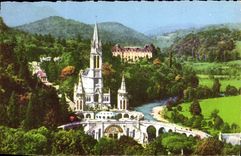 CPA Lourdes la Basilique vu du Chateau Fort 