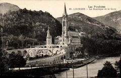 CPA Les Pyrenees Lourdes la Basilique et le Gave 