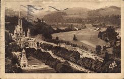 CPA Lourdes vue Plongeante sur l'Esplanade et la Basilique 