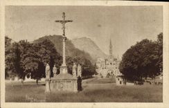 CPA Lourdes Calvaire Breton et Esplanade 