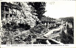 CPA Lourdes le Chateau Fort Statue du Comte a Russell et Plate Bande de fleurs 
