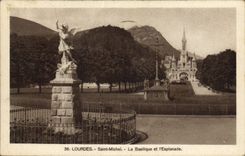 CPA Lourdes Saint Michel la BAsilique et l'Esplanade 