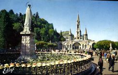 CPA Lourdes la Basilique et la Vierge Couronnee 