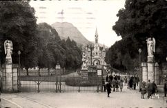 CPA Lourdes l'Entree de la Basilique 