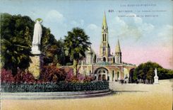 CPA Les Hautes Pyrenees Lourdes la Vierge Couronnee l'esplanade de la Basilique 