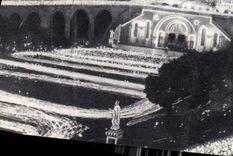 CPA Lourdes Htes Pyr la Basilique Illuminee et la Procession aux Flambeaux 