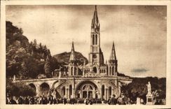 CPA Lourdes l'Esplanade et la Basilique 