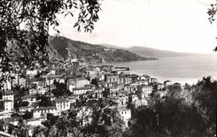 CPA Menton A M Vue generale de la Ville la frontiere et l'Italie 