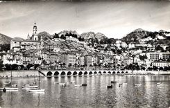 CPA Menton A M La pittoresque ville de Menton s'etageant a la frontiere des Alpes Maritimes 