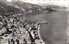 CPA Menton A M vue generale au primeir plan au bord de la mer le Casino Municipal et sa piscine au l