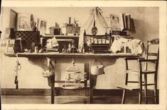 CPA Les Jouets de la petite Therese et sa chaise d'enfant conserves aux Buissonnets Poupée
