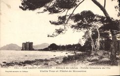 CPA Ile Saint Honorat Abbaye de Lerins Pointe Orientale de l'Ile vieille tour et fleche du monastere