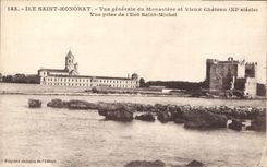 CPA Ile Saint Honorat Vue generale du Monastere et Vieux Chateau XI siecle vue prise de l'Ilot Saint