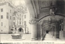 CPA Pierrefonds le Chateau Vue interieure de la Colonnade et de la Cour d'honneur 