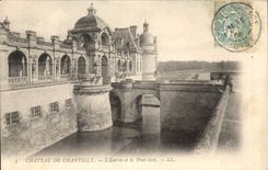 CPA Chateau de Chantilly L'Entree de la Pont Levis 