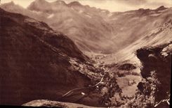 CPA Gavarnie Vue d'Ensemble au fond le Cirque et la Grande Cascade 