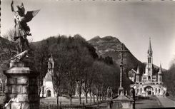 CPA Lourdes Statue de Saint Michel Calvaire Breton et la Basilique 
