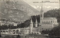 CPA Lourdes La Basilique et la Chaine des Pyrenees 